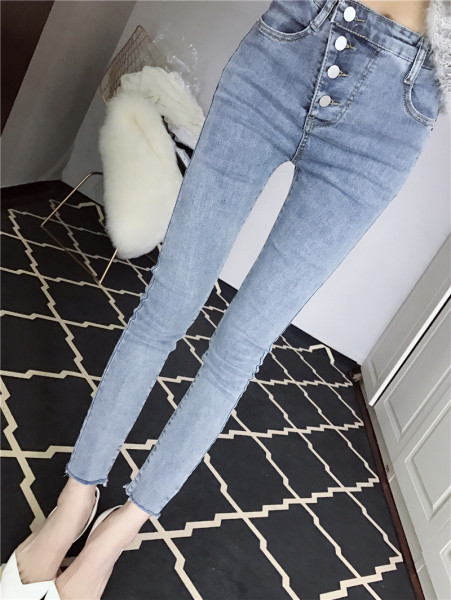 Γυναικεία τζιν με ασύμμετρη στερέωση και κουμπιά