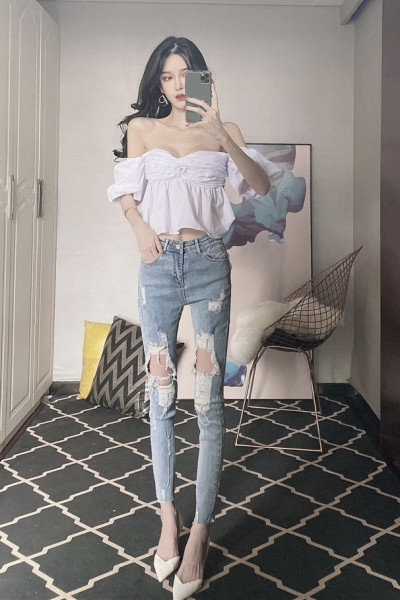 Naiste rebenenud parema ja kõrge vöökohaga teksad