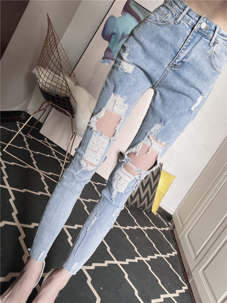 Naiste rebenenud parema ja kõrge vöökohaga teksad