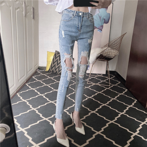 Naiste rebenenud parema ja kõrge vöökohaga teksad