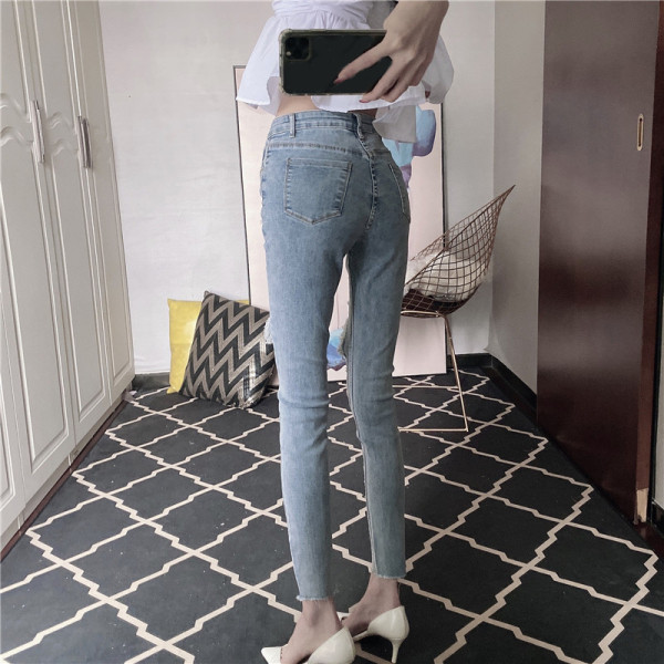 Naiste rebenenud parema ja kõrge vöökohaga teksad