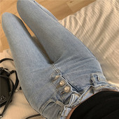 Õhukese mudeli kõrge vöökoha ja nööpidega naiste teksad