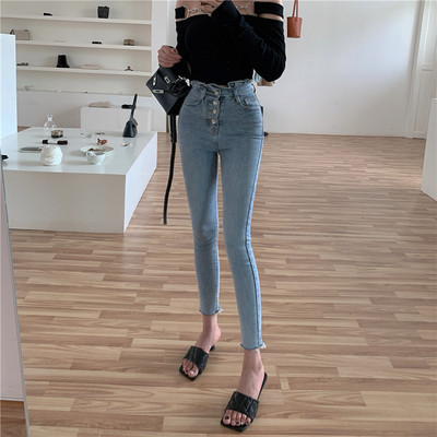 Õhukese mudeli kõrge vöökoha ja nööpidega naiste teksad