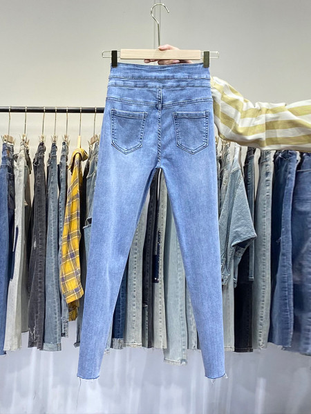 Metallelemendi ja taskutega vabaaja naiste teksad