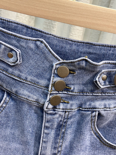 Metallelemendi ja taskutega vabaaja naiste teksad