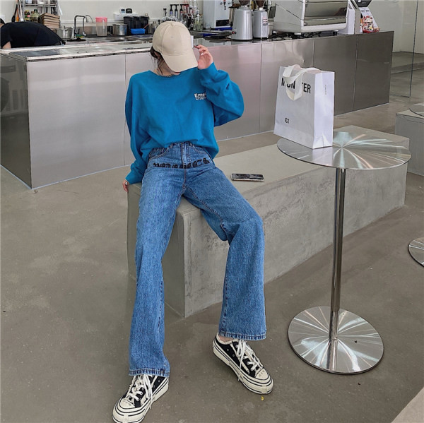 Широк модел дълги дънки с бродиран надпис