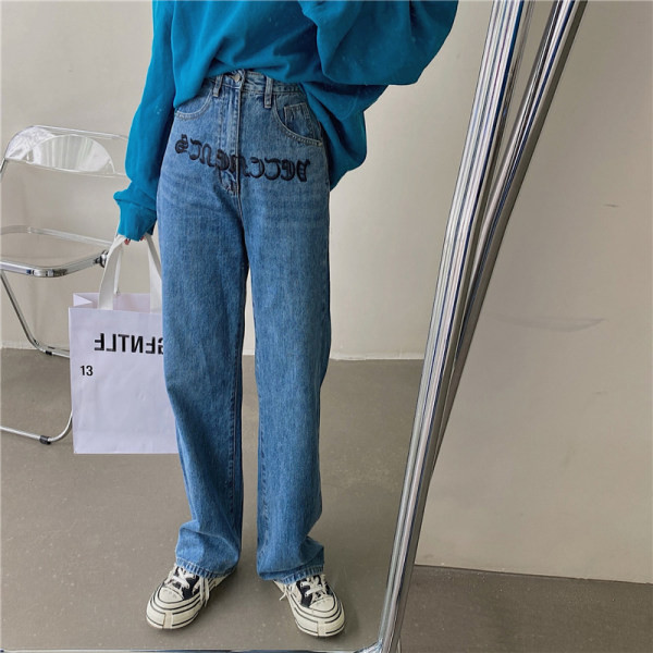 Широк модел дълги дънки с бродиран надпис