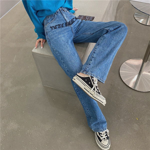 Широк модел дълги дънки с бродиран надпис