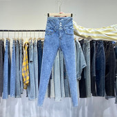 Γυναικεία τζιν με ψηλή μέση και μπλε κουμπιά