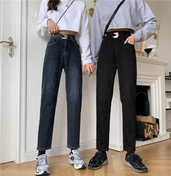 Moodsad kõrge vöökoha ja metallist kinnitusega naiste teksad