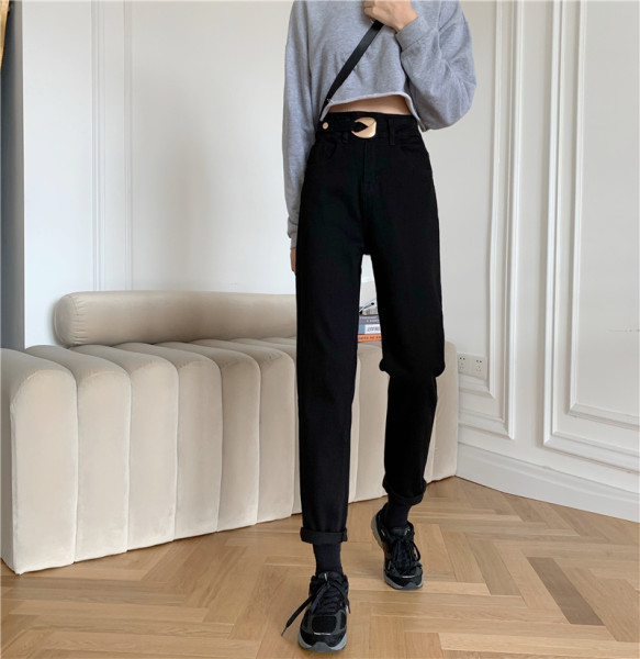 Moodsad kõrge vöökoha ja metallist kinnitusega naiste teksad