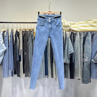 Γυναικεία τζιν με τσέπες σε μπλε χρώμα