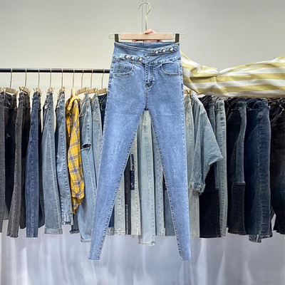 Актуални дънки с копчета и висока талия