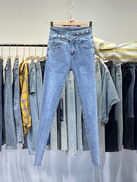 Актуални дънки с копчета и висока талия