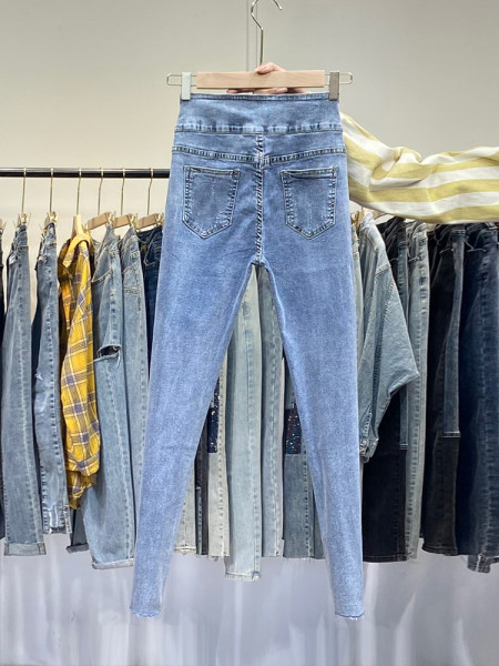 Актуални дънки с копчета и висока талия