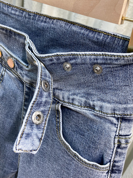 Актуални дънки с копчета и висока талия