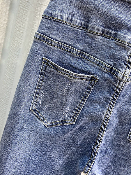 Актуални дънки с копчета и висока талия