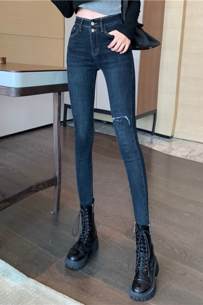 Liibuvad teksad, millel on rebenenud motiivid ja kõrge vöökoht