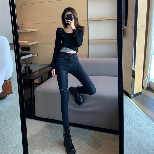 Liibuvad teksad, millel on rebenenud motiivid ja kõrge vöökoht