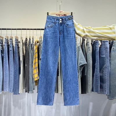 Laiad nööpide ja taskutega naiste teksad