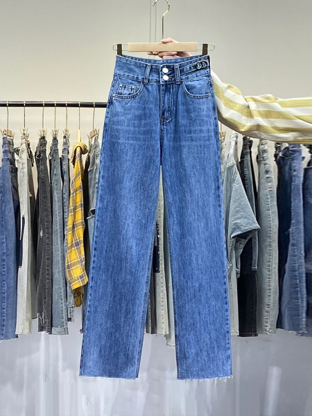 Laiad nööpide ja taskutega naiste teksad