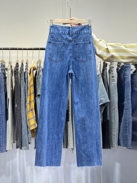 Laiad nööpide ja taskutega naiste teksad