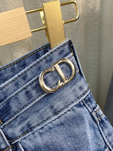 Laiad nööpide ja taskutega naiste teksad