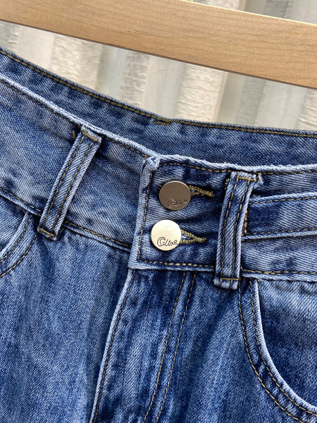 Laiad nööpide ja taskutega naiste teksad