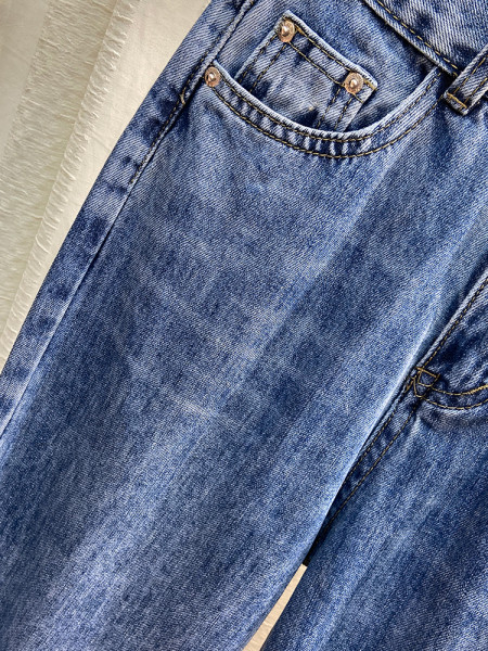 Laiad nööpide ja taskutega naiste teksad