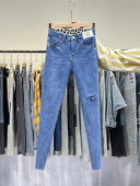 Νέο μοντέλο γυναικεία τζιν χωρίς στρίφωμα με σκισμένο σχέδιο