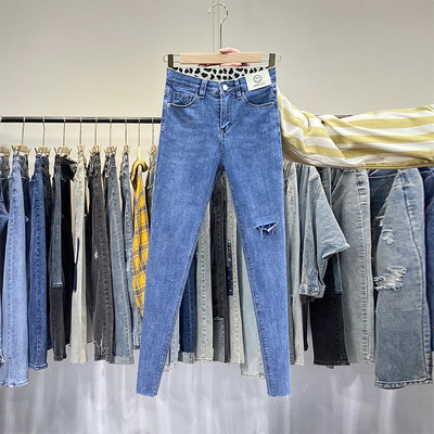 Νέο μοντέλο γυναικεία τζιν χωρίς στρίφωμα με σκισμένο σχέδιο