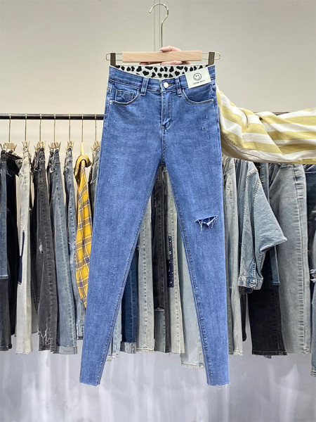 Νέο μοντέλο γυναικεία τζιν χωρίς στρίφωμα με σκισμένο σχέδιο