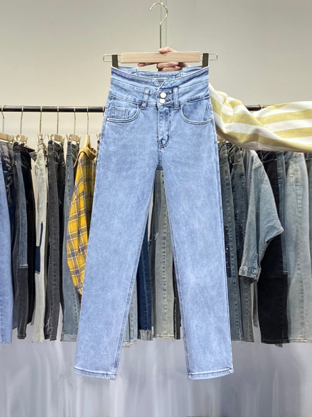 Stiilsed sinist värvi taskute ja nööpidega naiste teksad