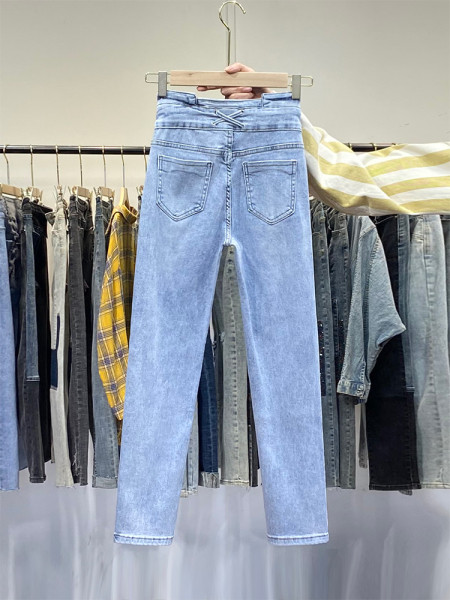 Stiilsed sinist värvi taskute ja nööpidega naiste teksad