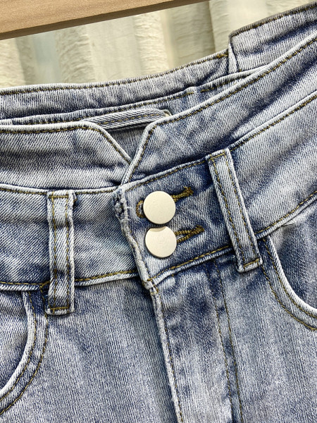 Stiilsed sinist värvi taskute ja nööpidega naiste teksad