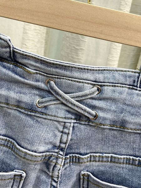 Stiilsed sinist värvi taskute ja nööpidega naiste teksad