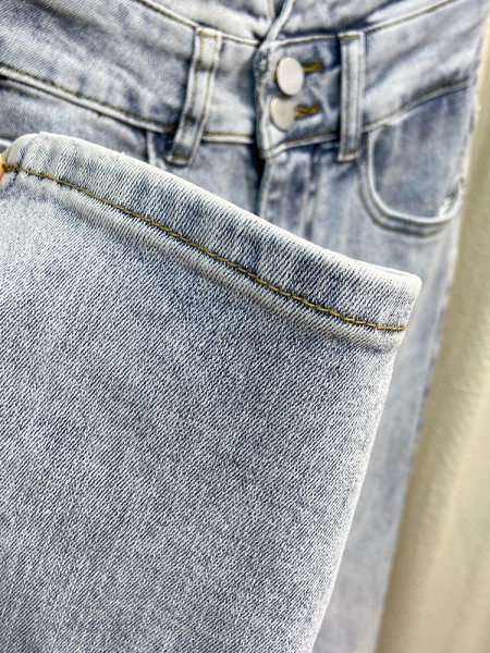 Stiilsed sinist värvi taskute ja nööpidega naiste teksad