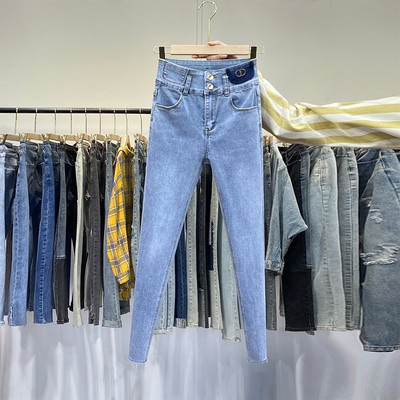 Μοντέρνα γυναικεία τζιν με μεταλλικό στοιχείο και κουμπιά