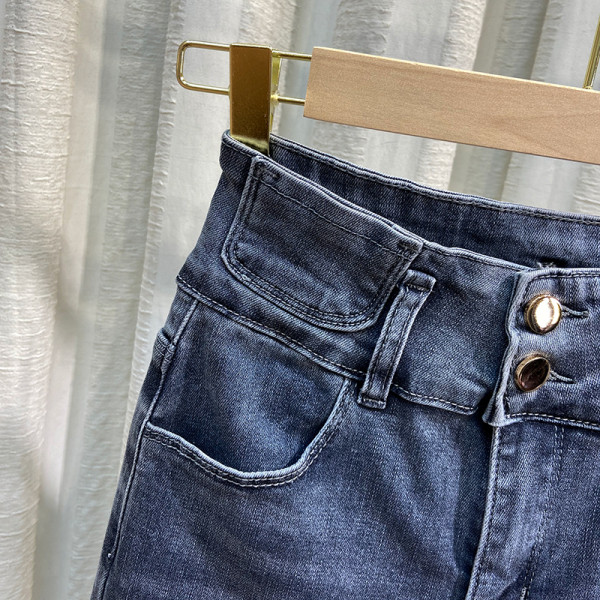 Μοντέρνα γυναικεία τζιν με μεταλλικό στοιχείο και κουμπιά