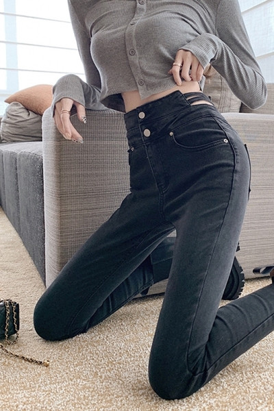 Ženske pripijene traperice s izrezanim dijelovima u struku