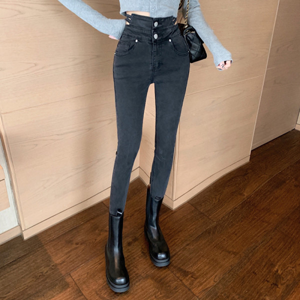 Ženske pripijene traperice s izrezanim dijelovima u struku