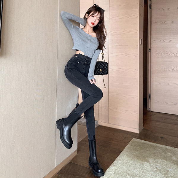 Ženske pripijene traperice s izrezanim dijelovima u struku