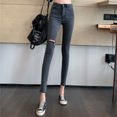 Еластични силно вталени дънки със скъсани мотиви