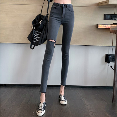 Еластични силно вталени дънки със скъсани мотиви