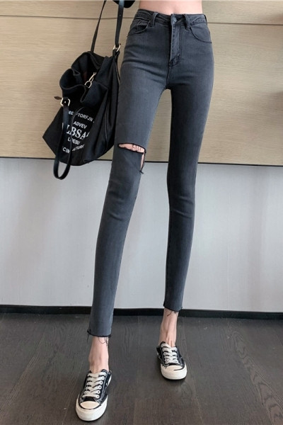 Еластични силно вталени дънки със скъсани мотиви