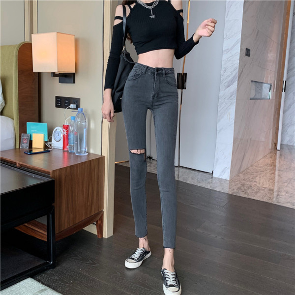 Еластични силно вталени дънки със скъсани мотиви