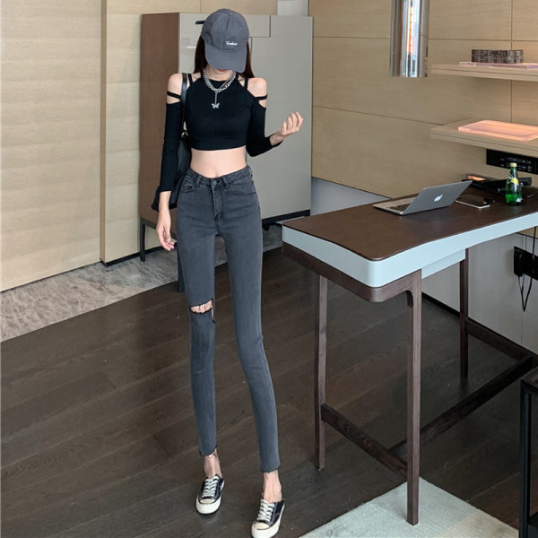 Еластични силно вталени дънки със скъсани мотиви