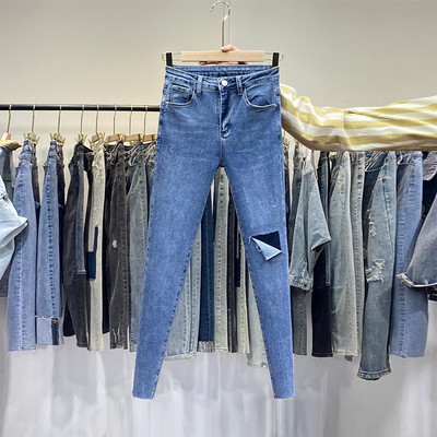 Casual τζιν με ψηλή μέση και σχισμένο μοτίβο