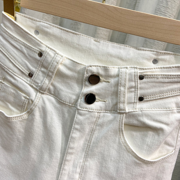 Blugi de damă cu talie înaltă în alb