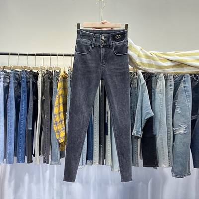 Дамски дънки изчистен модел с джобове в син цвят